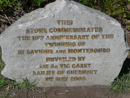 Ein Gedenkstein entlang des Wanderwegs, der einmal um das Guernsey Wasserreservoirs führt.